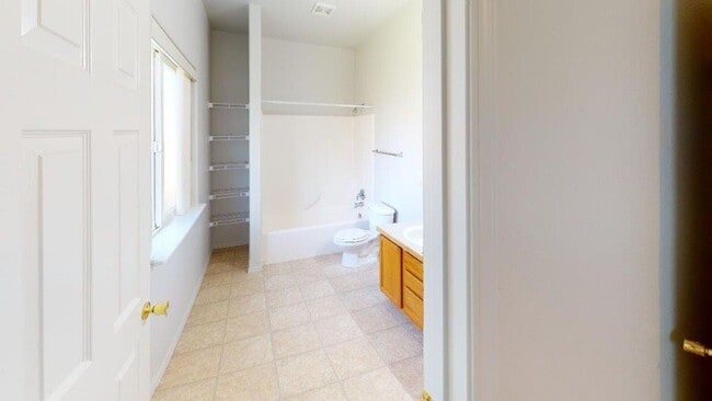 Building Photo - 1372 SE Newgate Dr