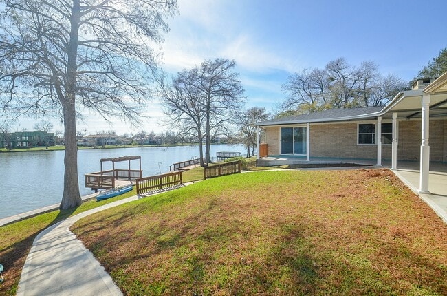 Building Photo - 414 Lakeview Dr