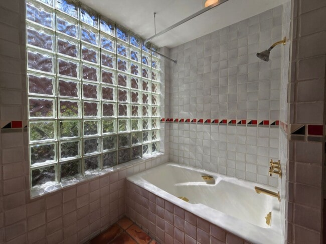 Building Photo - 570 1/2 Garcia St