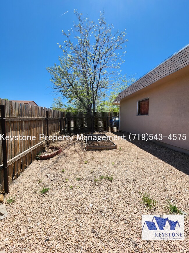 Building Photo - Charming Townhome in Pueblo West – Comfortable & Convenient Living $1300/$1300