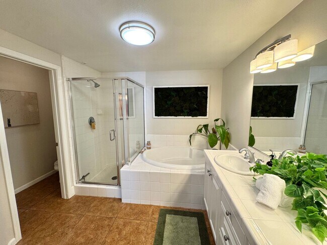 Building Photo - Gorgeous 3 Bed, 2 Bath Unit with Ocean Views