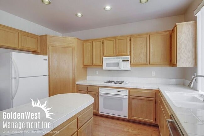 Building Photo - Immaculate 3Bdm 2.5Ba Townhouse with  2-Car Garage