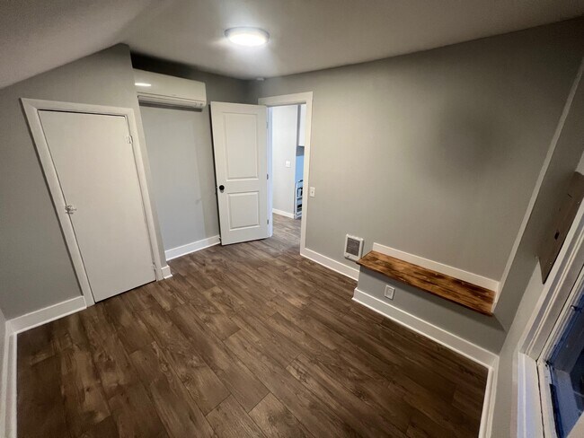 Building Photo - 305 Calistoga St W