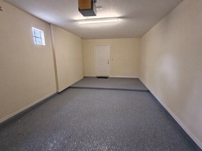 Building Photo - Beautiful 3 Bedroom, 2 Bathroom Townhome with Garage – Pet Friendly!