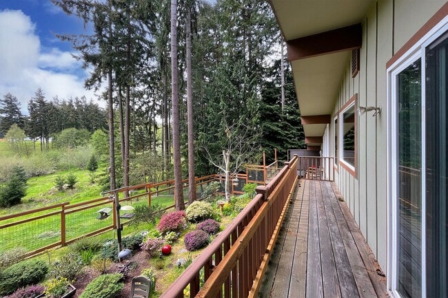 Building Photo - Fully Furnished Home