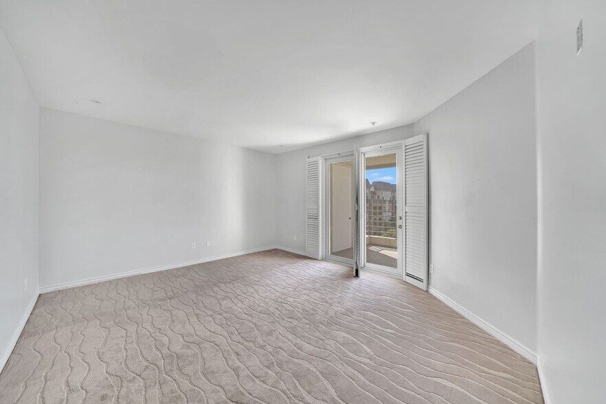 Building Photo - 2233 Martin, 405