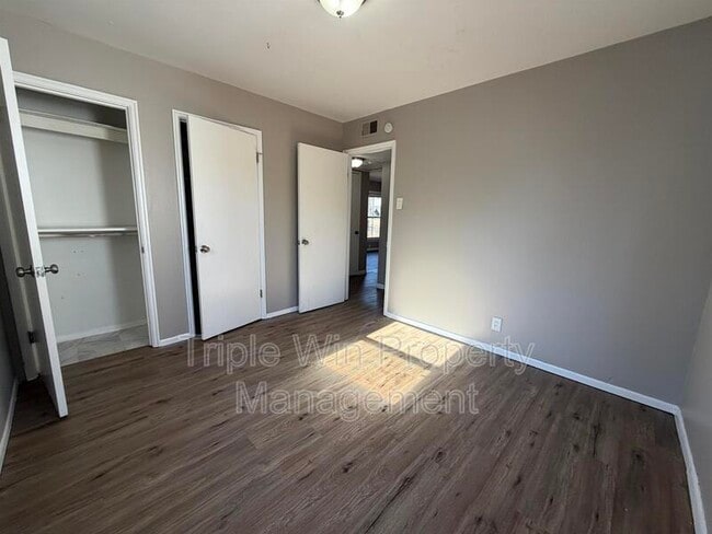 Building Photo - 300 Brackleigh Ln