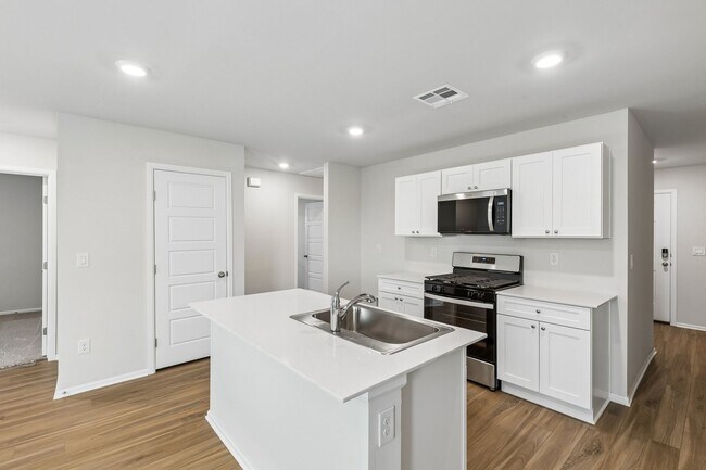 Building Photo - 4 Bed | 2 Bath | 1,572 Sq Ft