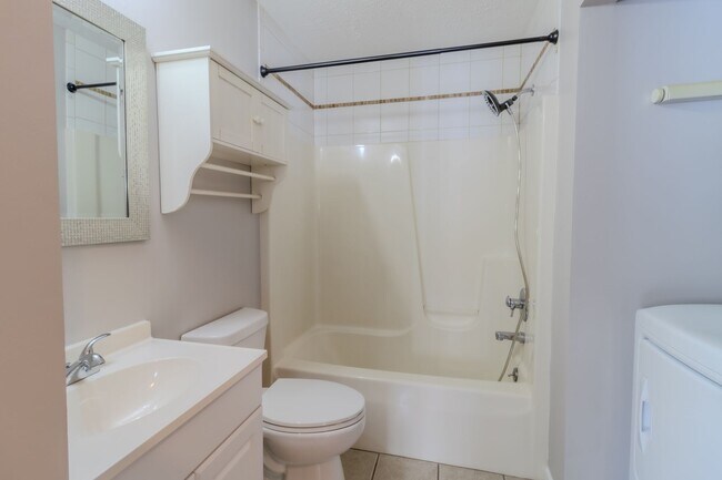 Building Photo - Woodsy Retreat in Lake Ann