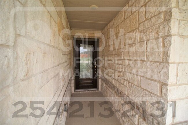 Building Photo - Charming 3-bed, 2-bath home now available ...