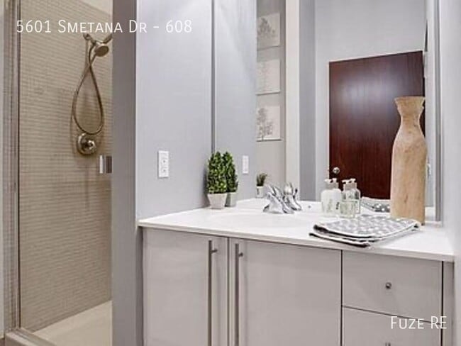 Building Photo - 5601 Smetana Dr