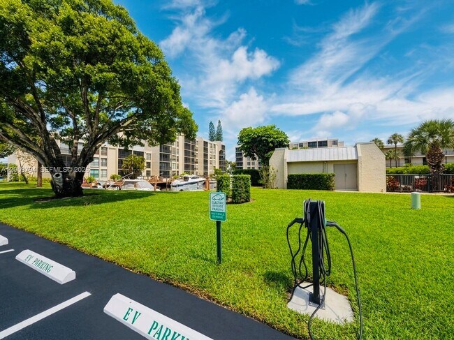 Building Photo - 26 Royal Palm Way
