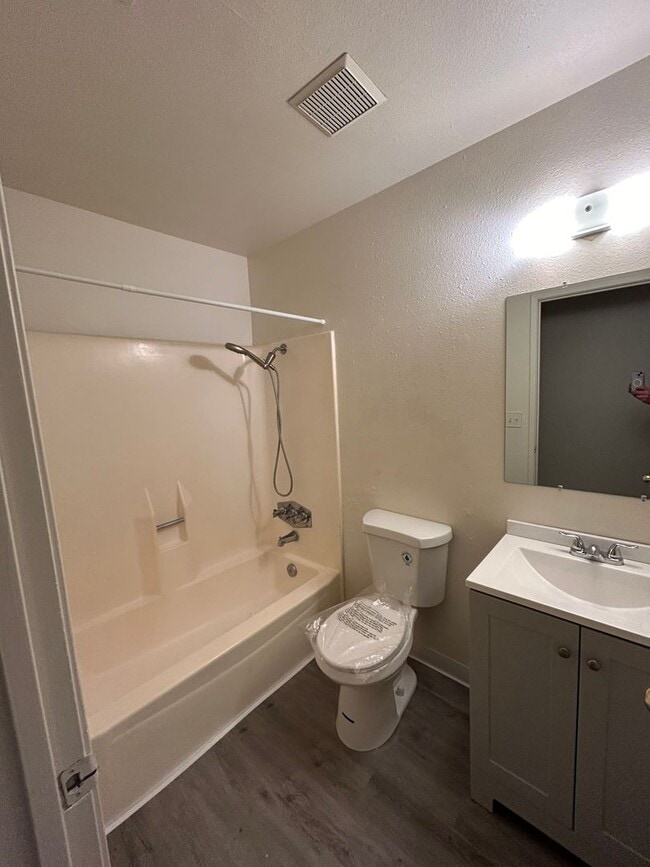 Building Photo - ADORABLE Rosemont 4/2!!!  PLEASE READ ENTI...