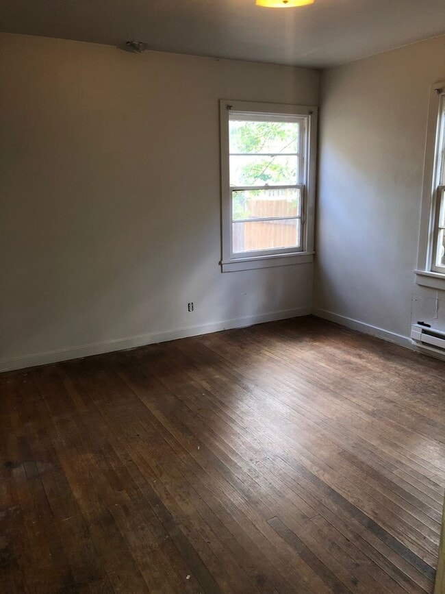 Building Photo - Campus 4 bedroom Available in December