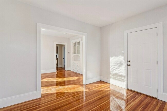 Building Photo - 559 Hyde Park Ave