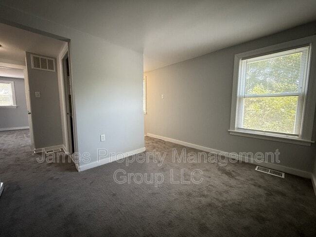 Building Photo - 666 Greenbay Ave