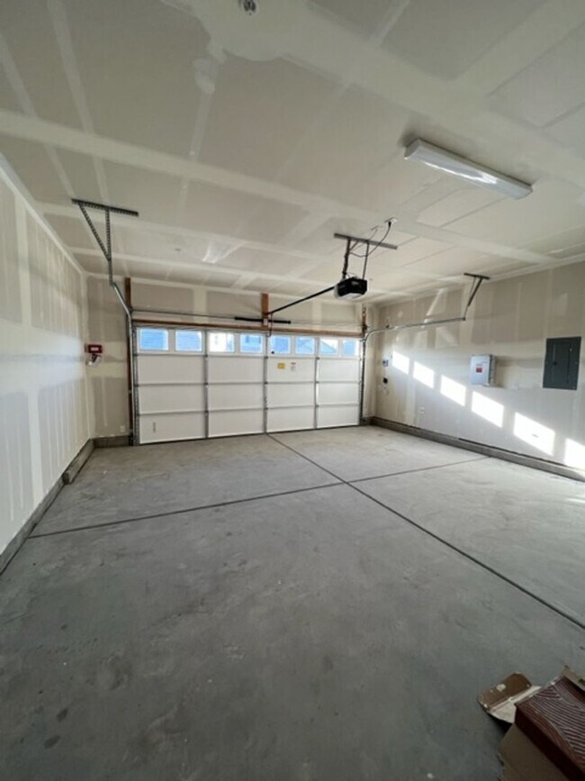 Building Photo - Beautiful 3 Bedroom and 2 Bathroom Home in Lincoln $2,995.00