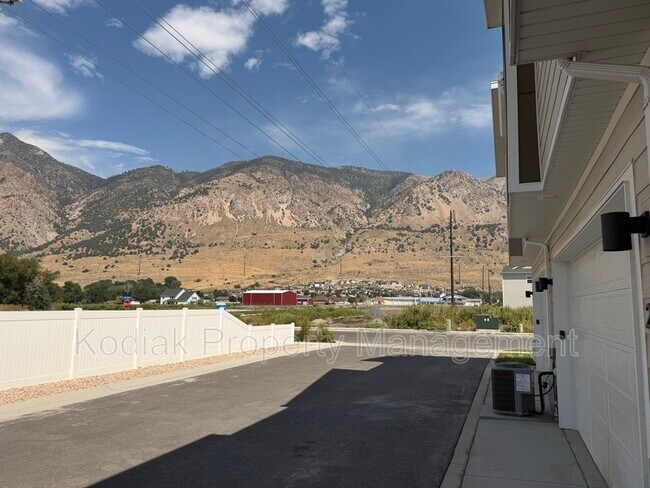 Building Photo - 229 W 925 N