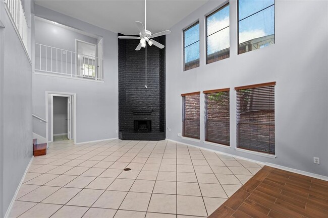 Building Photo - 11111 Midhurst Dr