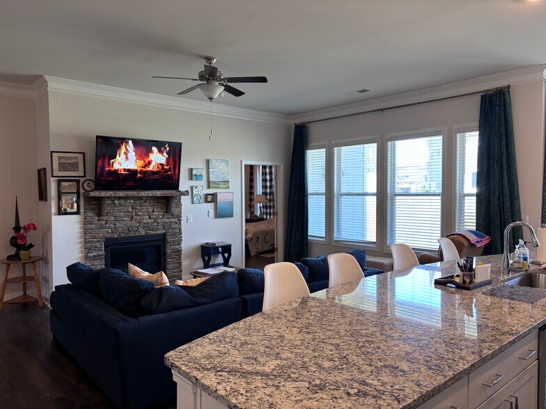 Luxury Furnishings Throughout! - 62 Fox Cove Rd