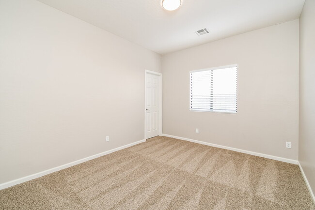 Building Photo - 1103 W Vineyard Rd