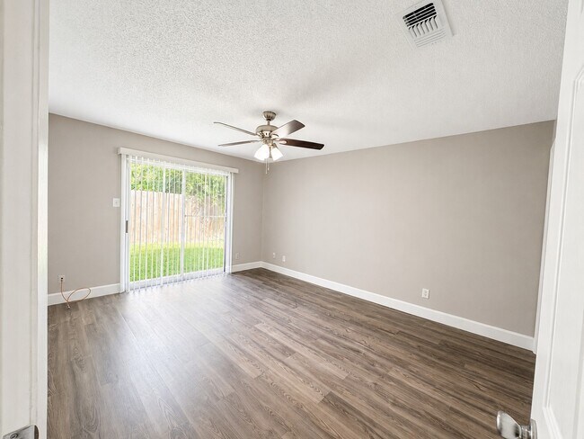 Building Photo - 10806 Parkland Woods Dr