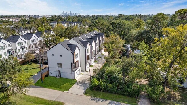 Building Photo - 905 Woodcrest Dr