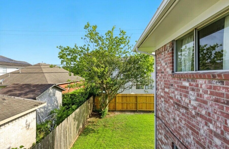 Building Photo - 9641 Hollock St