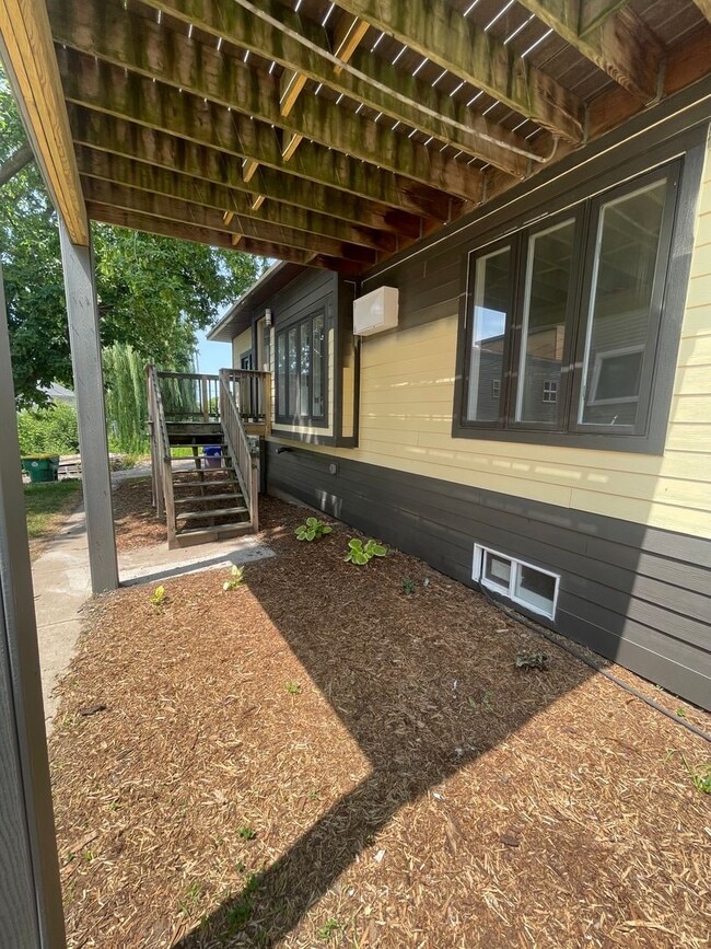 Building Photo - 420 S Van Buren St