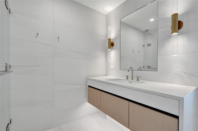 Building Photo - 900 N Ocean Blvd