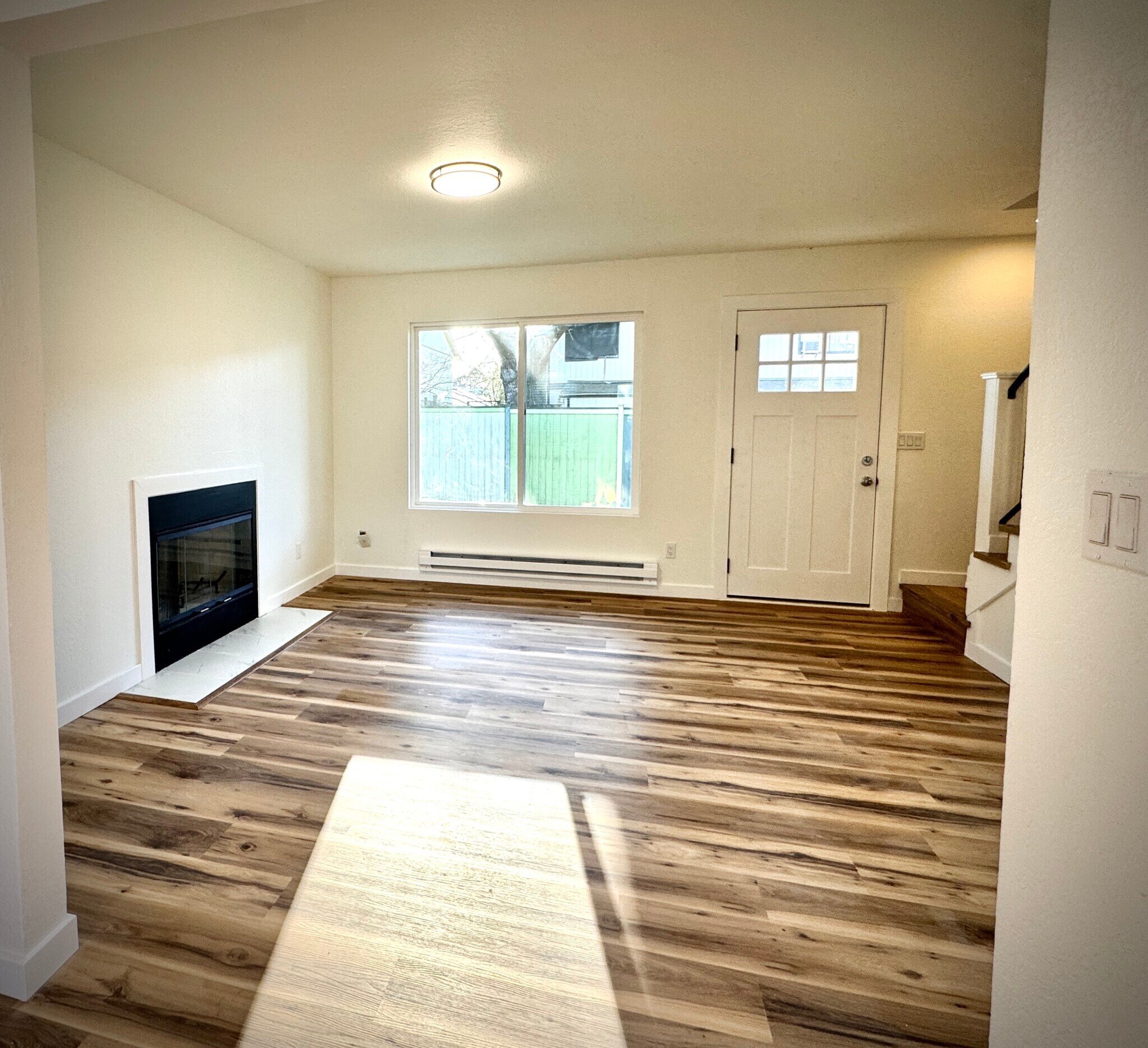 Building Photo - 640 5th Ave S