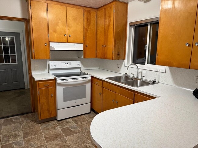 Building Photo - 1915 SE Debord St