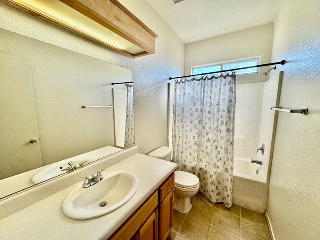 Building Photo - REDUCED!!!    FOR RENT!  3 bedroom 2 bath in Dos Palos