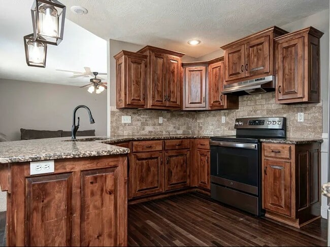 Building Photo - Beautiful 4 bedroom house with privacy fen...