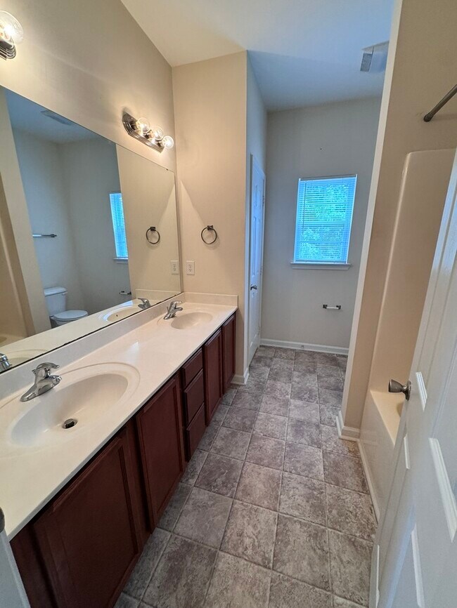 Building Photo - 3 Bed End Unit Town Home- AVAILABLE FOR FALL MOVE IN!