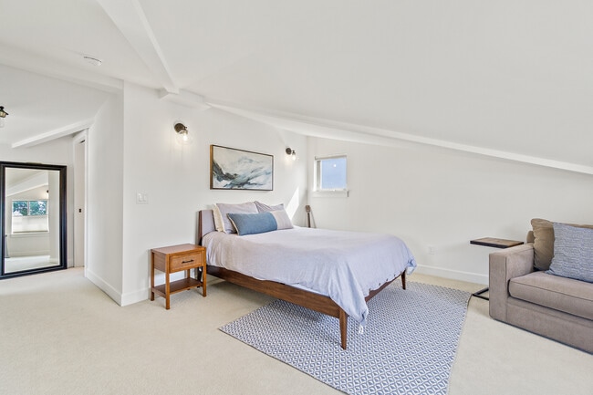 Building Photo - 466 NE Maple Leaf Pl