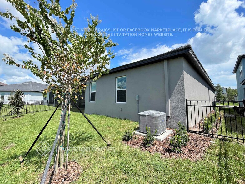 Building Photo - 14246 17th Ct E
