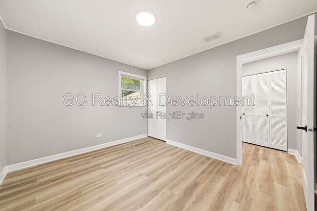 Building Photo - 2804 School Dr