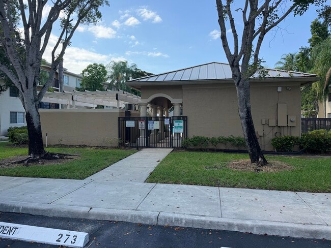 Building Photo - 1500 Crestwood Ct S