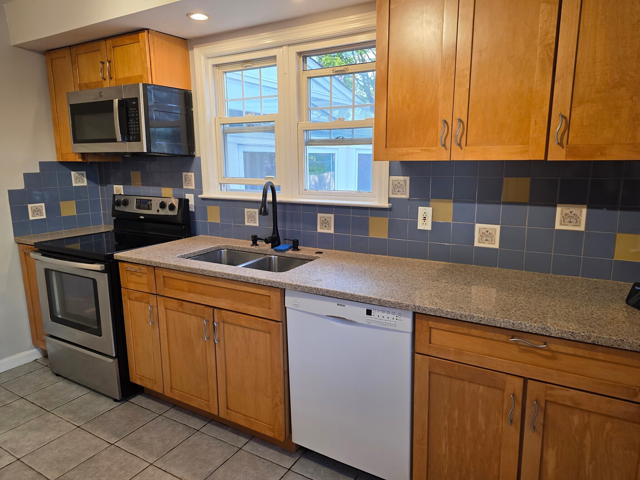 Building Photo - 13 Madison Pl