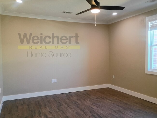 Building Photo - Walkable Downtown Apartment with Washer & Dryer