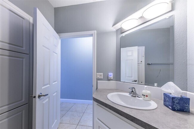 Building Photo - 2 Emden Cir