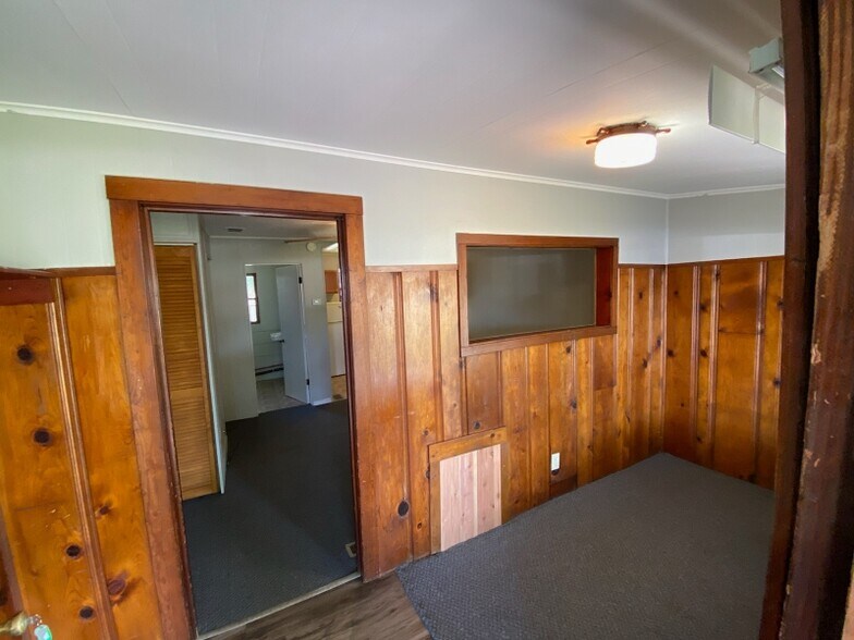 Building Photo - 8036 Lake Shore Dr