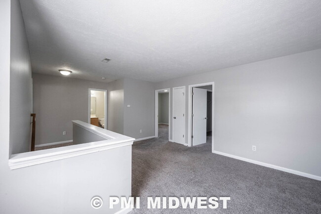 Building Photo - Great 3 Bedroom 2.5 Bathroom Home on the upper east side of Indy!