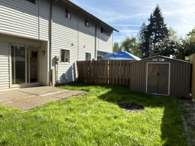 Building Photo - Lombard