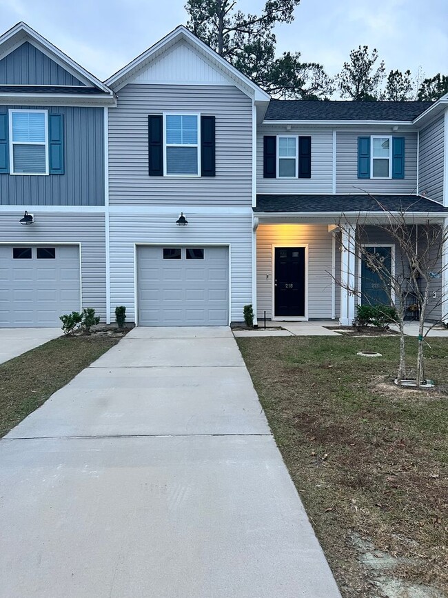 Building Photo - 3 Bedroom/2.5 Bath Townhome in Lakeview Commons