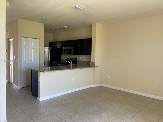 Building Photo - 134 SE 28th Ter