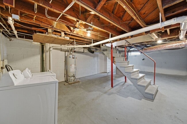 Building Photo - 2 Bedroom, 2 Bath Townhome located directly across from Franklin Park Conservatory