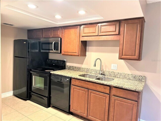 Building Photo - 5325 Vineland Rd