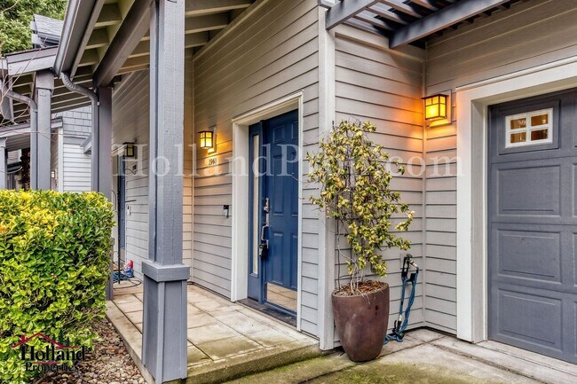 Building Photo - New Rent Price: $2,150 +$250 Off First 2 Full Months - Better Than New Light-Filled Townhome in H...